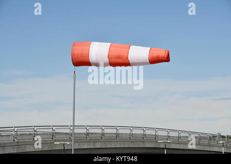 Socke, Windfahne, Wind, Sturm, Flugwetter, Bedingungen, Sturm Stärke, Windrichtung, Indikator, Natur, Flughafen München, Stockfoto