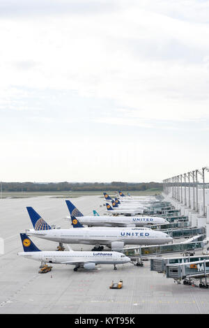 Flugzeuge verschiedener Fluggesellschaften (Lufthansa, United Airlines) angedockt im Terminal 2, Vorfeld Ost, Terminal 2, Flughafen München, Stockfoto