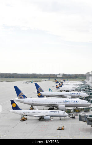 Flugzeuge verschiedener Fluggesellschaften (Lufthansa, United Airlines) angedockt im Terminal 2, Vorfeld Ost, Terminal 2, Flughafen München, Stockfoto