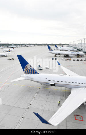 Flugzeuge verschiedener Fluggesellschaften (Lufthansa, United Airlines) angedockt im Terminal 2, Vorfeld Ost, Terminal 2, Flughafen München, Stockfoto