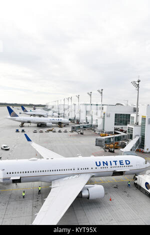 Flugzeuge verschiedener Fluggesellschaften (Lufthansa, United Airlines) angedockt im Terminal 2, Vorfeld Ost, Terminal 2, Flughafen München, Stockfoto