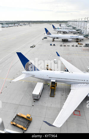 Flugzeuge verschiedener Fluggesellschaften (Lufthansa, United Airlines) angedockt im Terminal 2, Vorfeld Ost, Terminal 2, Flughafen München, Stockfoto