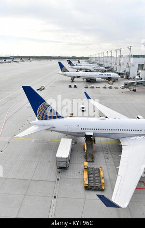 Flugzeuge verschiedener Fluggesellschaften (Lufthansa, United Airlines) angedockt im Terminal 2, Vorfeld Ost, Terminal 2, Flughafen München, Stockfoto