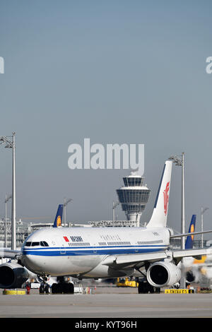 Air China, Airbus A330-200, Cockpit, Flugzeug, Flugzeug, Flugzeug, Fluggesellschaften, Fluglinien, Rolle, In, Out, Flughafen München, Stockfoto