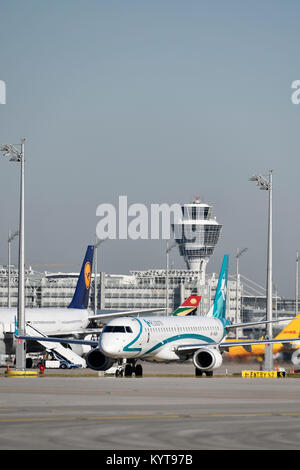 Air Dolomiti, Embraer 195, Flugzeuge, Flugzeug, Flugzeug, Fluggesellschaften, Fluglinien, Rolle, In, Out, Flughafen München, Stockfoto