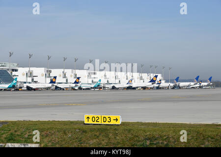 Line up, Aufstellung, diverse Airlines, Parkstellung, Parkplatz, Clearance, Terminal 2, Turm, MAC, Flugzeuge, Flugzeug, Flugzeug, Fluggesellschaften, Flughafen München, Stockfoto