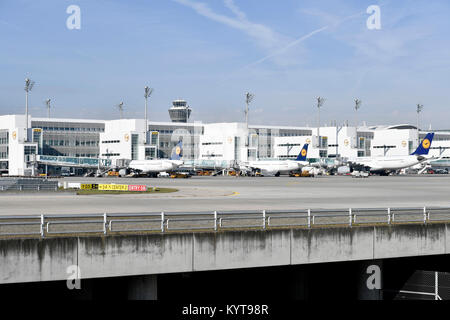 Line up, Aufstellung, diverse Airlines, Parkstellung, Parkplatz, Clearance, Terminal 2, Turm, MAC, Flugzeuge, Flugzeug, Flugzeug, Fluggesellschaften, Flughafen München, Stockfoto