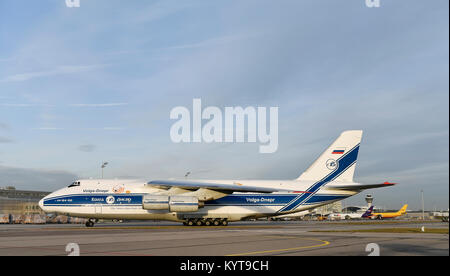 Antonow, eine 124-100, Flugzeug, Roll in Stellung, Fracht-, Fracht-, Flugzeuge, Flugzeug, Flugzeug, Fluggesellschaften, Fluglinien, Rolle, In, Out, Flughafen München, Stockfoto