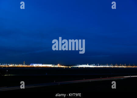 Übersicht, Flughafen, München, Nacht, Dämmerung, Lichter, Turm, Terminal 1, Terminal 2, Satellit, Mac, Munich Airport Center, Bahn, Flughafen München, Stockfoto