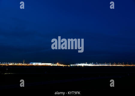 Übersicht, Flughafen, München, Nacht, Dämmerung, Lichter, Turm, Terminal 1, Terminal 2, Satellit, Mac, Munich Airport Center, Bahn, Flughafen München, Stockfoto