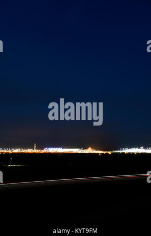 Übersicht, Flughafen, München, Nacht, Dämmerung, Lichter, Turm, Terminal 1, Terminal 2, Satellit, Mac, Munich Airport Center, Bahn, Flughafen München, Stockfoto