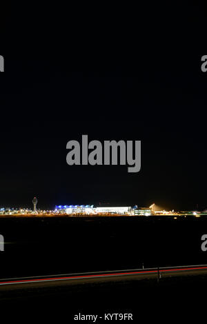 Übersicht, Flughafen, München, Nacht, Dämmerung, Lichter, Turm, Terminal 1, Terminal 2, Satellit, Mac, Munich Airport Center, Bahn, Flughafen München, Stockfoto