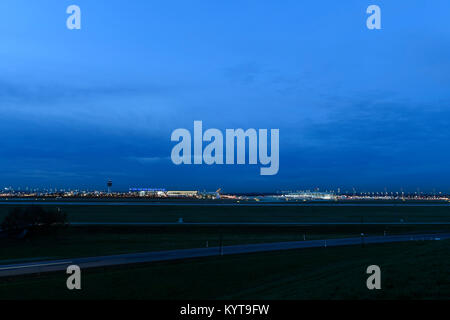 Übersicht, Flughafen, München, Nacht, Dämmerung, Lichter, Turm, Terminal 1, Terminal 2, Satellit, Mac, Munich Airport Center, Bahn, Flughafen München, Stockfoto