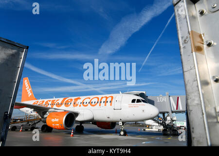 EasyJet, Airbus, A320, Flugzeuge, Flugzeug, Flugzeug, Fluggesellschaften, Fluglinien, Rolle, In, Out, Flughafen München, Stockfoto