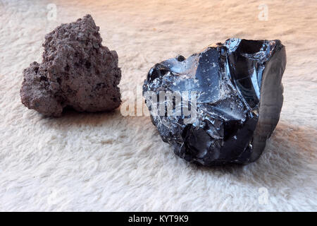 Lavastein und Obsidian Stein von einem freien Strand der Insel Lipari, einer der Äolischen Inseln in Sizilien, Italien. Stockfoto