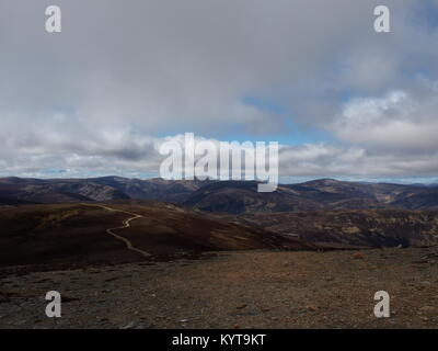 Blick auf die Cairngorms von Morrone, Braemar, Schottland. Cairngorm National Park, Royal Deeside. Heidekraut bewachsenen Bergen. Vergletscherte Landschaft, Täler, Stockfoto