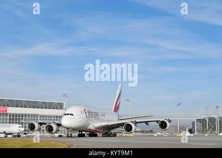 Emirate, Airbus A380-800, Position, Rampe, Abstand. Terminal 1, Turm, Flugzeuge, Flugzeug, Flugzeug, Fluggesellschaften, Fluglinien, Rolle, In, Out, Flughafen München, Stockfoto