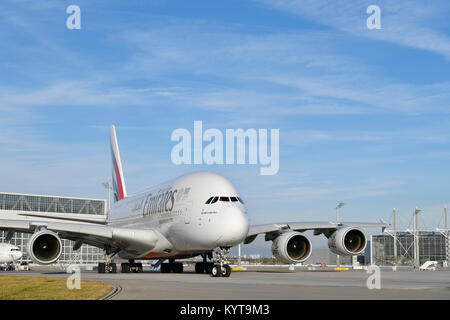 Emirate, Airbus A380-800, Position, Rampe, Abstand. Terminal 1, Turm, Flugzeuge, Flugzeug, Flugzeug, Fluggesellschaften, Fluglinien, Rolle, In, Out, Flughafen München, Stockfoto