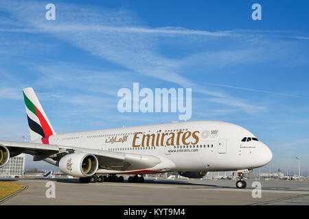 Emirate, Airbus A380-800, Position, Rampe, Abstand. Terminal 1, Turm, Flugzeuge, Flugzeug, Flugzeug, Fluggesellschaften, Fluglinien, Rolle, In, Out, Flughafen München, Stockfoto