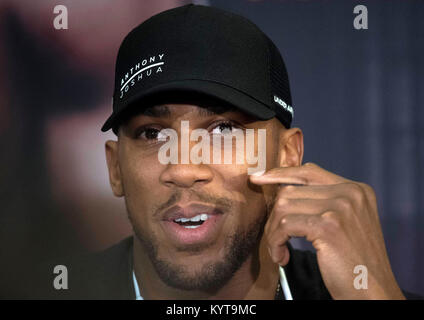 Anthony Joshua während der Pressekonferenz im Dorchester Hotel, London. Stockfoto