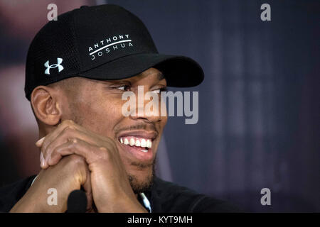 Anthony Joshua während der Pressekonferenz im Dorchester Hotel, London. Stockfoto