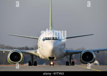 Airbaltic, Air Baltic, Boeing, B737, Bugfahrwerk, Rad-, Reifen-, Roll in, Landung, Rollbahn, Landebahn, Flughafen München, Oberbayern, Deutschland Stockfoto