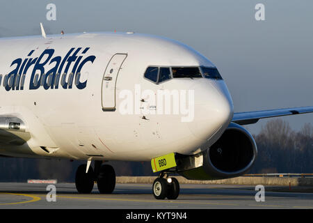 Airbaltic, Air Baltic, Boeing, B737, Bugfahrwerk, Rad-, Reifen-, Roll in, Landung, Rollbahn, Landebahn, Flughafen München, Oberbayern, Deutschland Stockfoto