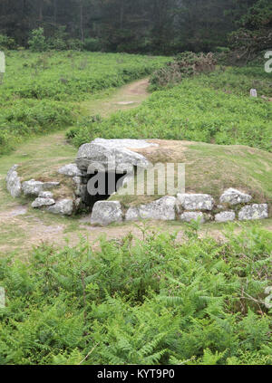 Obere Innisidgen Bronzezeit Grabkammer oder Eingang Grab, Porth Hellick Down St Mary's, Isles of Scilly, Cornwall, England, Großbritannien im Juni Stockfoto