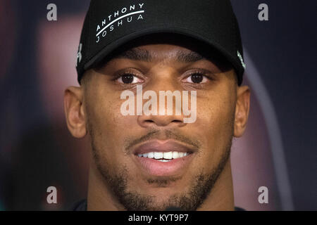 Anthony Joshua während der Pressekonferenz im Dorchester Hotel, London. Stockfoto