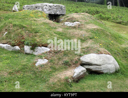 Untere Innisidgen Bronzezeit Grabkammer oder Eingang Grab, Porth Hellick, St Mary's. Isles of Scilly, Cornwall, England, Großbritannien im Sommer Stockfoto