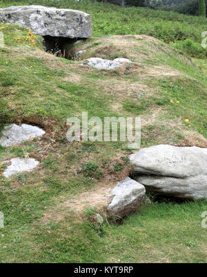 Untere Innisidgen Bronzezeit Grabkammer oder Eingang Grab, Porth Hellick, St Mary's. Isles of Scilly, Cornwall, England, Großbritannien im Sommer Stockfoto