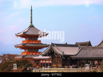 Kyoto, Japan, Nov. 7, 2017: Touristen genießen die Aussicht unter er drei-stöckige Pagode am Kiyomizu-dera Tempel in Kyoto. Stockfoto