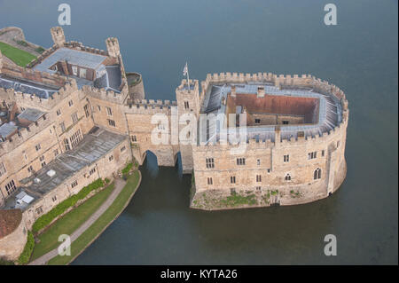 Schloss Leeds, in der Nähe von Maidstone, Kent, Großbritannien ist aus einem Heißluftballon sehr früh am Morgen gesehen Stockfoto