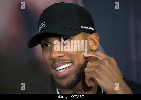 Anthony Joshua während der Pressekonferenz im Dorchester Hotel, London. Stockfoto