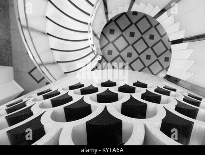 Detailansicht der Wendeltreppe in der Tate Britain Kunstgalerie in London UK. In schwarzweiß fotografiert. Stockfoto