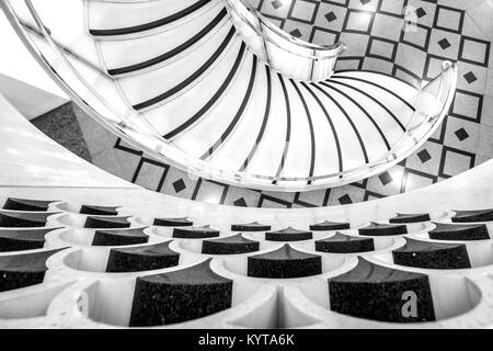 Detailansicht der Wendeltreppe in der Tate Britain Kunstgalerie in London UK. In schwarzweiß fotografiert. Stockfoto