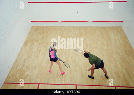 Zwei Freunde Squash spielen zusammen Stockfoto