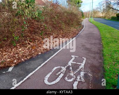 Gärten, die zugelassen wurden, außer Kontrolle jetzt Auslöschung der Fußgänger-Seite der Fahrbahn zu erhalten. Kesgrave, Suffolk, Großbritannien. Stockfoto