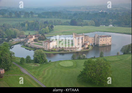 Schloss Leeds, in der Nähe von Maidstone, Kent, Großbritannien ist aus einem Heißluftballon sehr früh am Morgen gesehen Stockfoto