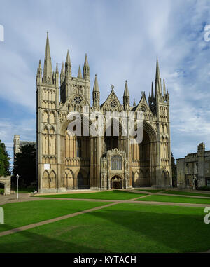 Peterborough Kathedrale Westfassade mit drei Bögen. Stockfoto