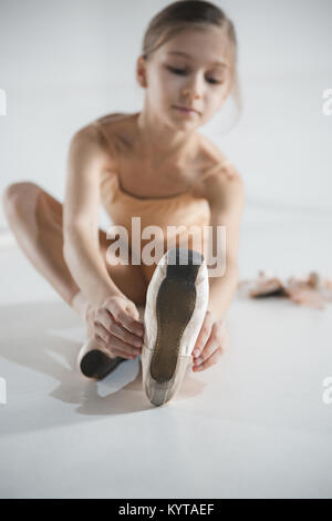 Schöne kleine Ballerina im blauen Kleid zum Tanzen anziehen Fuß Spitzenschuhe Stockfoto