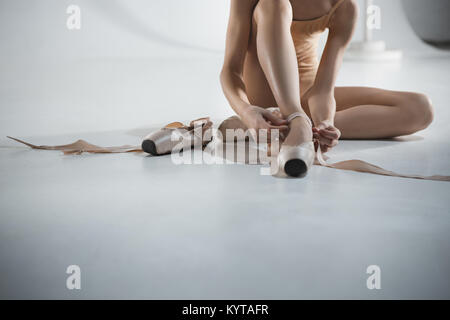 Schöne kleine Ballerina im blauen Kleid zum Tanzen anziehen Fuß Spitzenschuhe Stockfoto