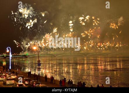 Weihnachtsstimmung in St. Petersburg. Pyrotechnische Show auf der Böschung und der Troitskiy Brücke. Farbenfrohe großes Feuerwerk gewidmet von Jahr zu beenden Stockfoto