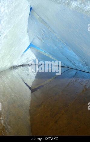 Kaleidoskop. Die abstrakte Hintergrund von Eis Struktur. Winter. Eis auf der Oberfläche des Sees. Risse im Eis. Ice Storm. Stockfoto