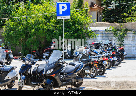 BARCELONA, SPANIEN - 20. Juni 2017: Nahaufnahme von einem Parkplatz für Roller in der Innenstadt an einem Sommertag Stockfoto