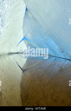 Kaleidoskop. Die abstrakte Hintergrund von Eis Struktur. Winter. Eis auf der Oberfläche des Sees. Risse im Eis. Ice Storm. Stockfoto