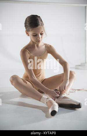 Schöne kleine Ballerina im blauen Kleid zum Tanzen anziehen Fuß Spitzenschuhe Stockfoto