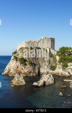 Blick auf Fort Lovrijenac (St. Lawrence Festung) auf einem steilen Felsen in Dubrovnik, Kroatien, an einem sonnigen Tag. Kopieren Sie Platz. Stockfoto
