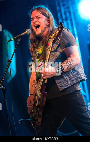 Die Britischen Doom und Stoner Metal Band Electric Wizard führt ein Live Konzert in der norwegischen Musik Festival Øyafestivalen 2013. Hier Sänger und Gitarrist Jus Oborn wird dargestellt, live auf der Bühne. Norwegen, 07/08 2013. Stockfoto