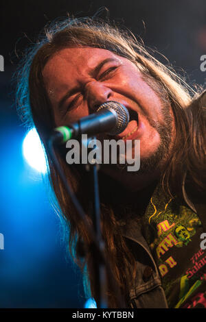 Die Britischen Doom und Stoner Metal Band Electric Wizard führt ein Live Konzert in der norwegischen Musik Festival Øyafestivalen 2013. Hier Sänger und Gitarrist Jus Oborn wird dargestellt, live auf der Bühne. Norwegen, 07/08 2013. Stockfoto